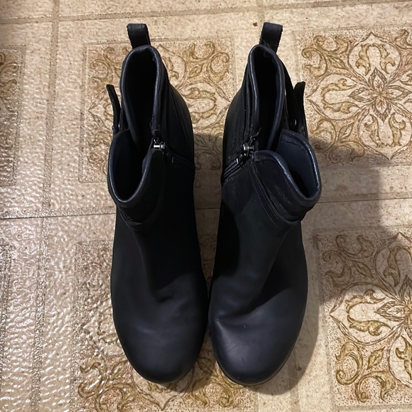 UGG Women's Indra Ankle Boot Black Wedge Waterproof size 8 - Picture 1 of 8